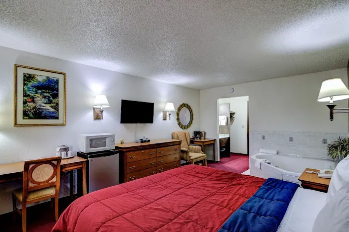 Bloomer Inn & Suites 4