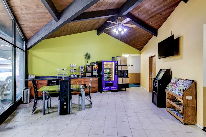 Bloomer Inn & Suites 4