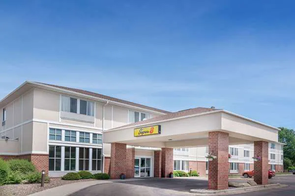 Super 8 by Wyndham Menomonie WI 4