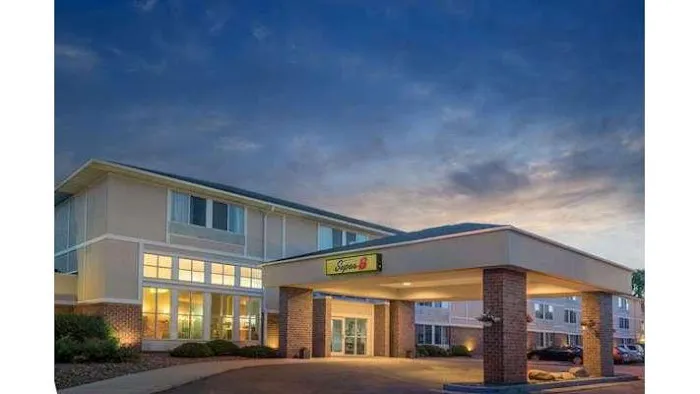 Super 8 by Wyndham Menomonie WI 4
