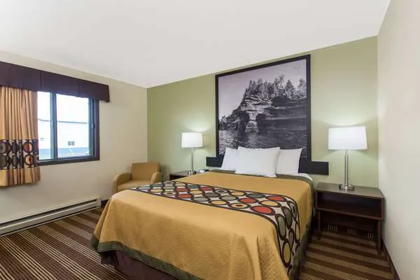 Super 8 by Wyndham Eau Claire I-94 4