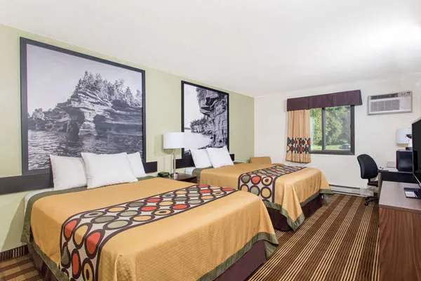 Super 8 by Wyndham Eau Claire I-94 4