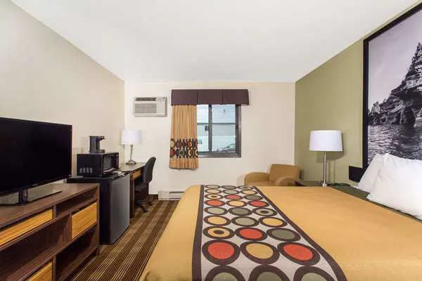 Super 8 by Wyndham Eau Claire I-94 4