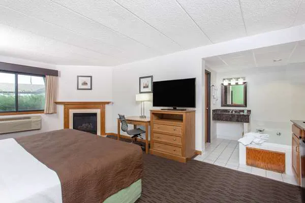 AmericInn by Wyndham Eau Claire 4
