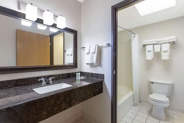 AmericInn by Wyndham Eau Claire 4