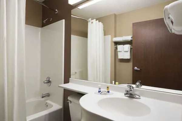 Microtel Inn & Suites by Wyndham Marion/Cedar Rapids 4