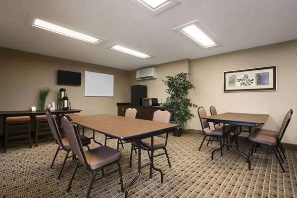 Microtel Inn & Suites by Wyndham Marion/Cedar Rapids 4