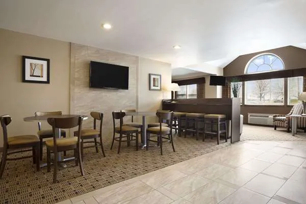 Microtel Inn & Suites by Wyndham Marion/Cedar Rapids 4