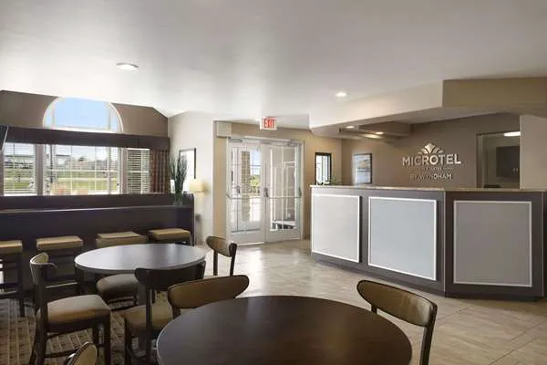 Microtel Inn & Suites by Wyndham Marion/Cedar Rapids 4