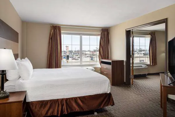 AmericInn by Wyndham Cedar Rapids North 4