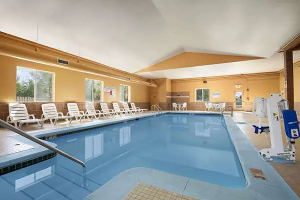 Days Inn & Suites by Wyndham Cedar Rapids 4