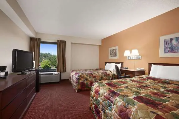 Days Inn & Suites by Wyndham Cedar Rapids 4