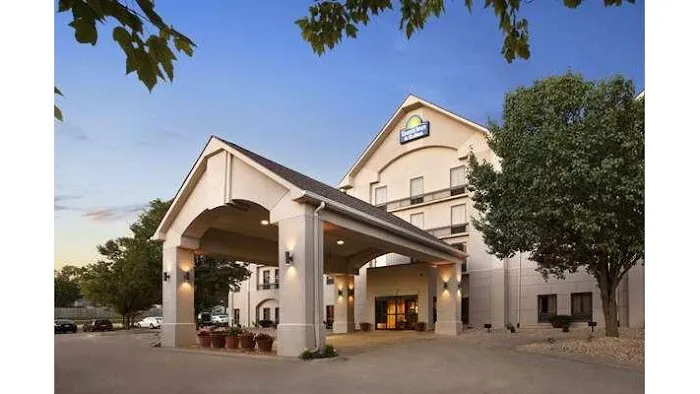 Days Inn & Suites by Wyndham Cedar Rapids 4