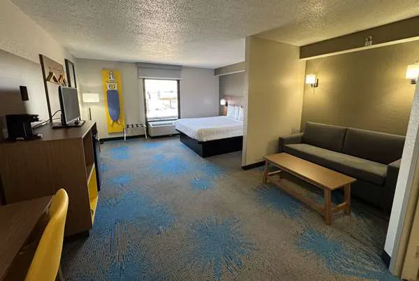 Days Inn & Suites by Wyndham Cedar Rapids 4