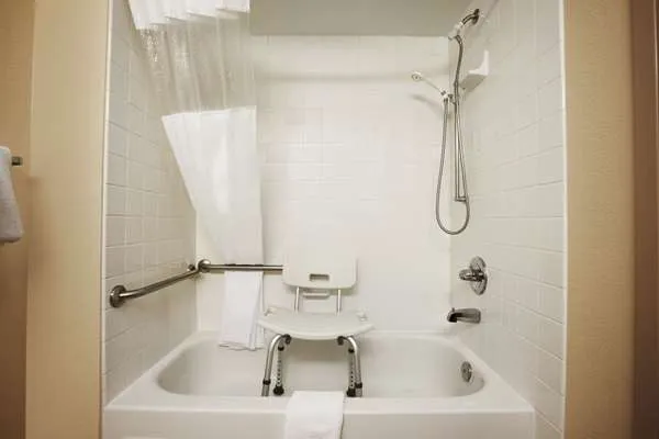 Days Inn & Suites by Wyndham Cedar Rapids 4