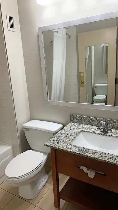 Days Inn & Suites by Wyndham Cedar Rapids 4