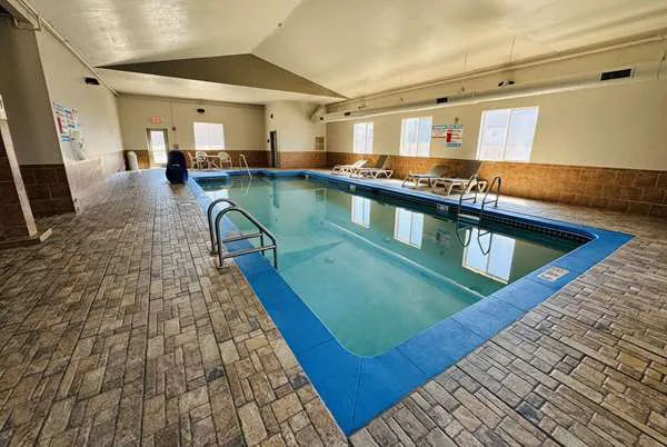 Days Inn & Suites by Wyndham Cedar Rapids 4
