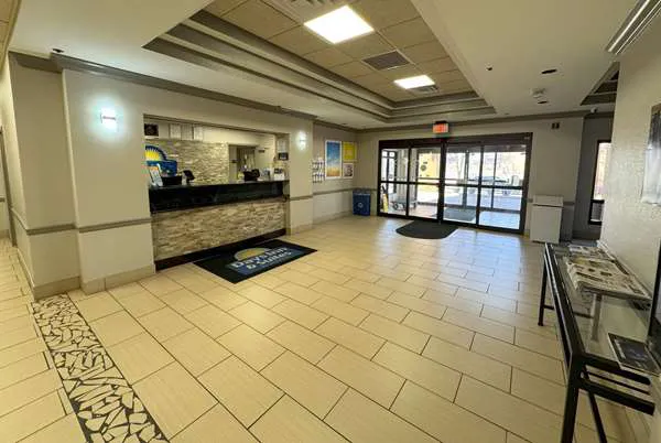 Days Inn & Suites by Wyndham Cedar Rapids 4