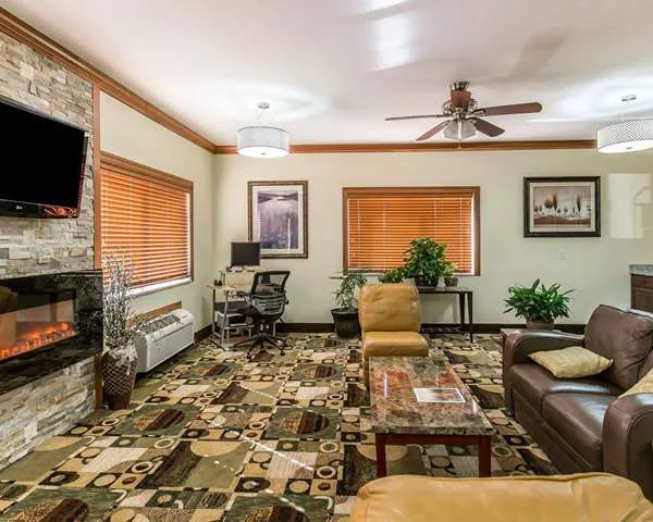 Quality Inn at Collins Road - Cedar Rapids 4