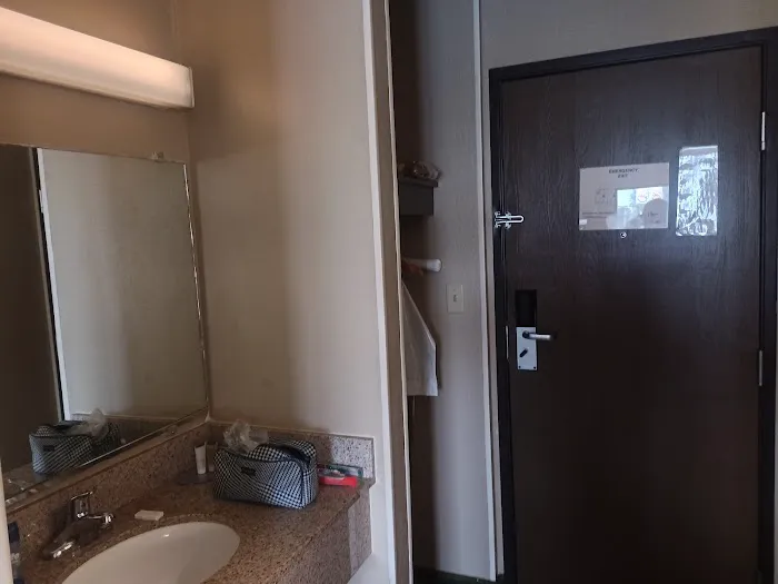 Boarders Inn & Suites by Cobblestone Hotels - Waterloo/Cedar Falls 4