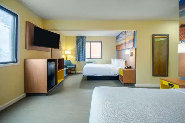 Days Inn & Suites by Wyndham Waterloo 4