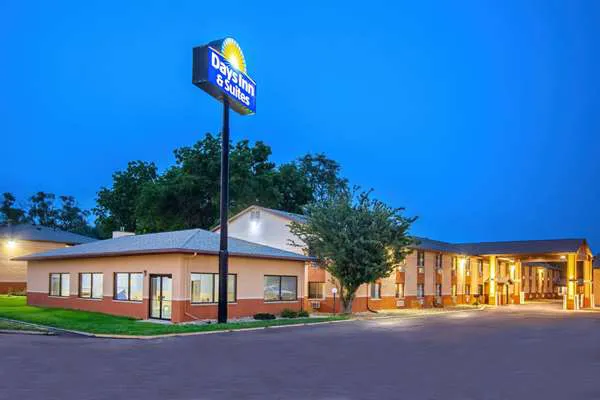 Days Inn & Suites by Wyndham Waterloo 4