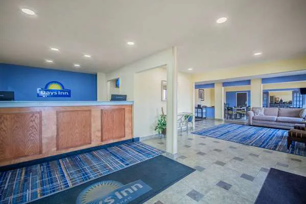 Days Inn & Suites by Wyndham Waterloo 4