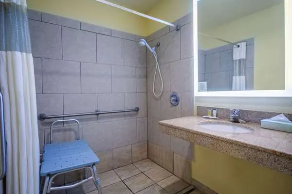 Days Inn & Suites by Wyndham Waterloo 4