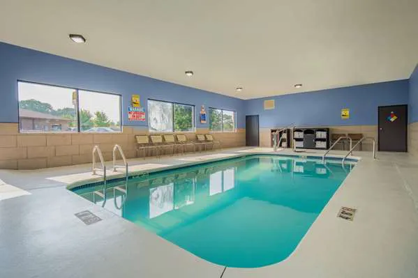 Days Inn & Suites by Wyndham Waterloo 4