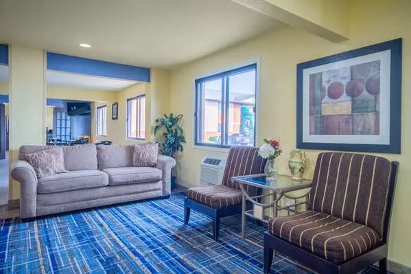 Days Inn & Suites by Wyndham Waterloo 4
