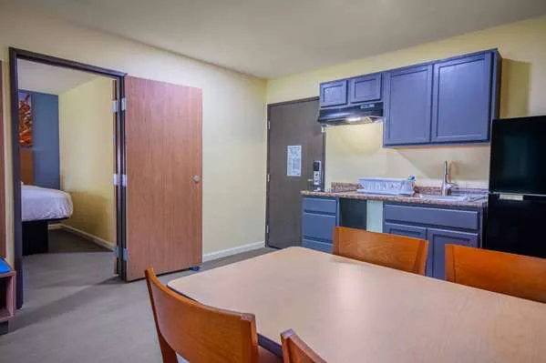 Days Inn & Suites by Wyndham Waterloo 4