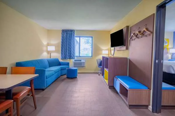 Days Inn & Suites by Wyndham Waterloo 4