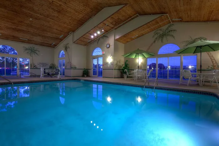 Country Inn & Suites by Radisson, Waterloo, IA 4