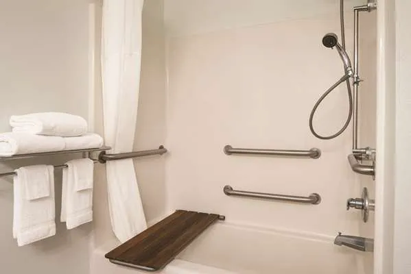 Country Inn & Suites by Radisson, Waterloo, IA 4