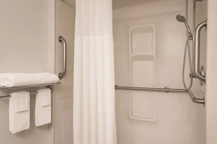 Country Inn & Suites by Radisson, Waterloo, IA 4