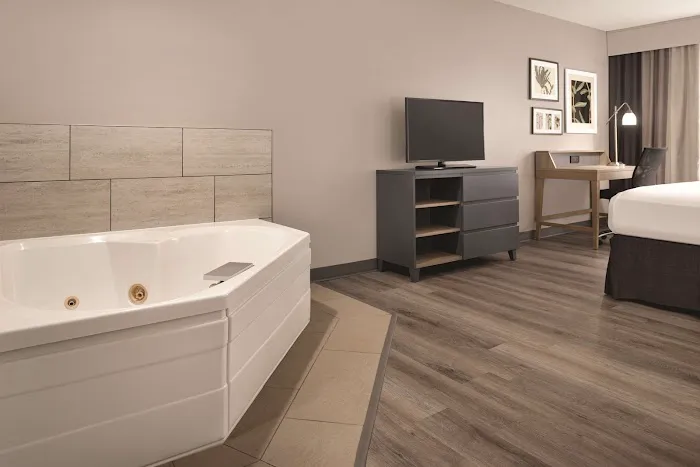 Country Inn & Suites by Radisson, Waterloo, IA 4