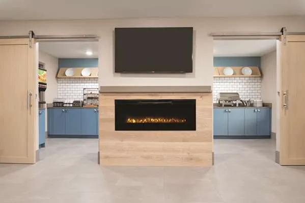 Country Inn & Suites by Radisson, Waterloo, IA 4