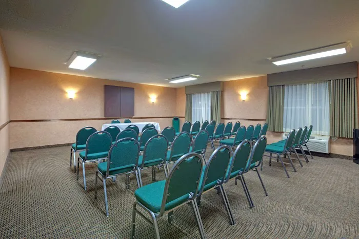 Country Inn & Suites by Radisson, Waterloo, IA 4