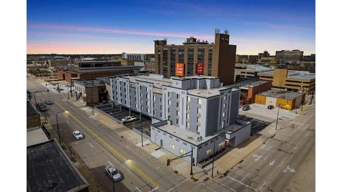 Econo Lodge Inn & Suites 4