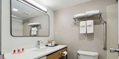 Econo Lodge Inn & Suites