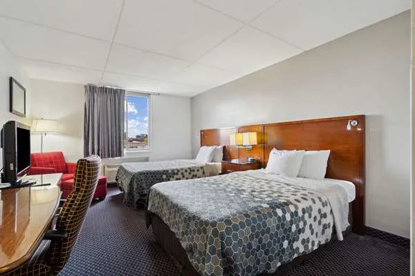 Econo Lodge Inn & Suites 4