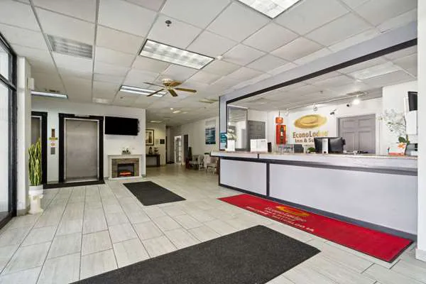 Econo Lodge Inn & Suites 4