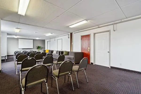 Econo Lodge Inn & Suites 4