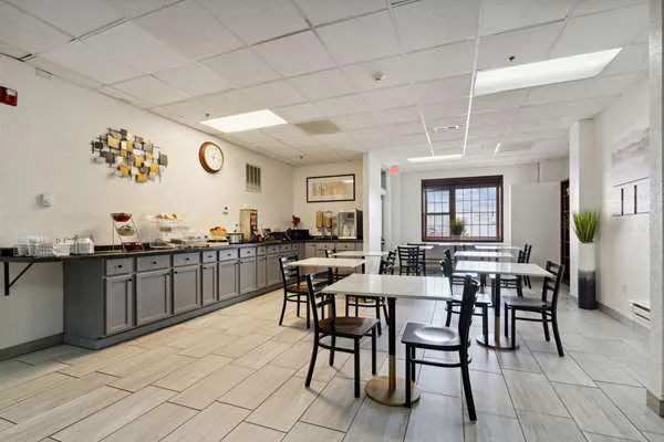 Econo Lodge Inn & Suites 4