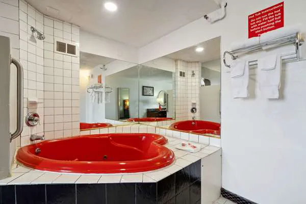 Econo Lodge Inn & Suites 4