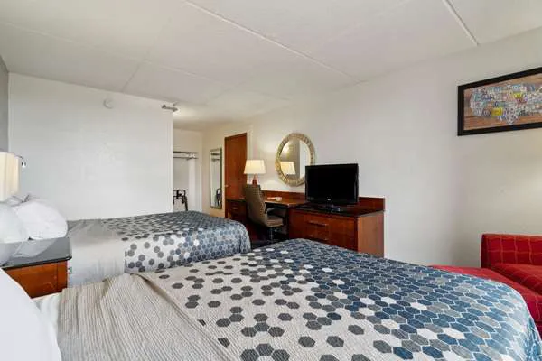 Econo Lodge Inn & Suites 4