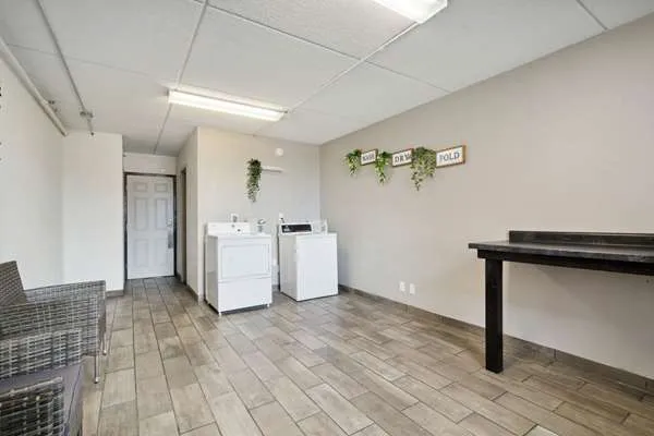 Econo Lodge Inn & Suites 4