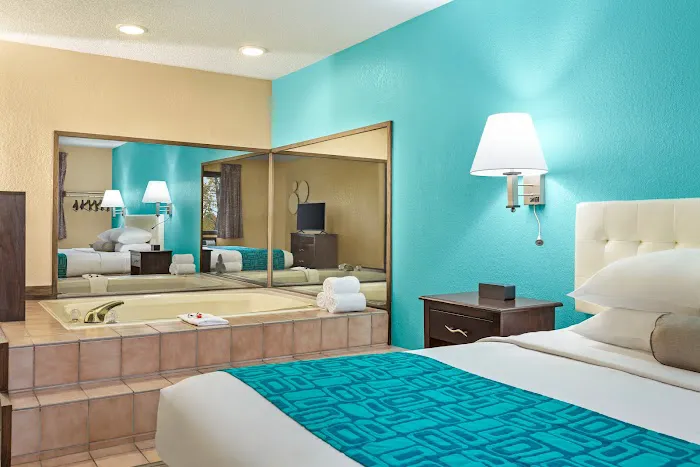 Howard Johnson by Wyndham Waterloo/Cedar Falls 4