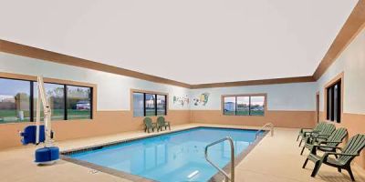 Howard Johnson by Wyndham Waterloo/Cedar Falls