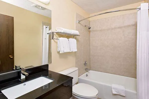 Howard Johnson by Wyndham Waterloo/Cedar Falls 4
